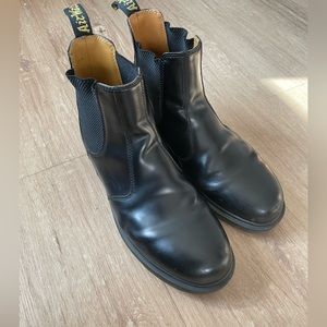 Dr. Marten Chelsea Boots 2976